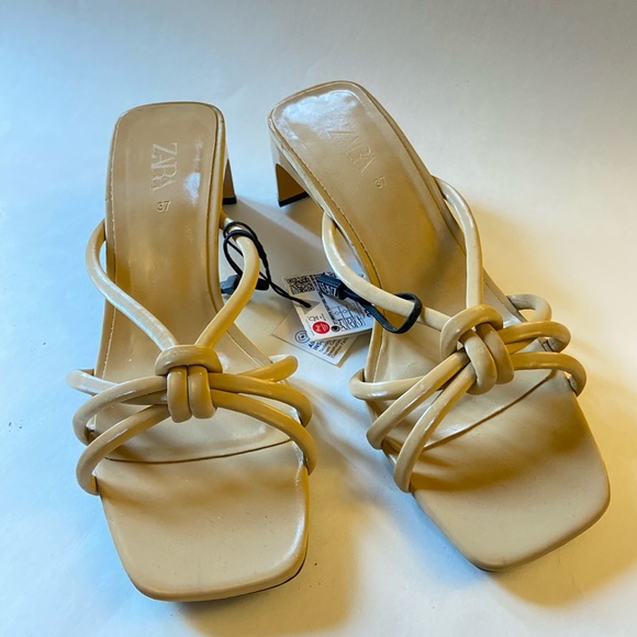 Zara stappy sandals in nudes color